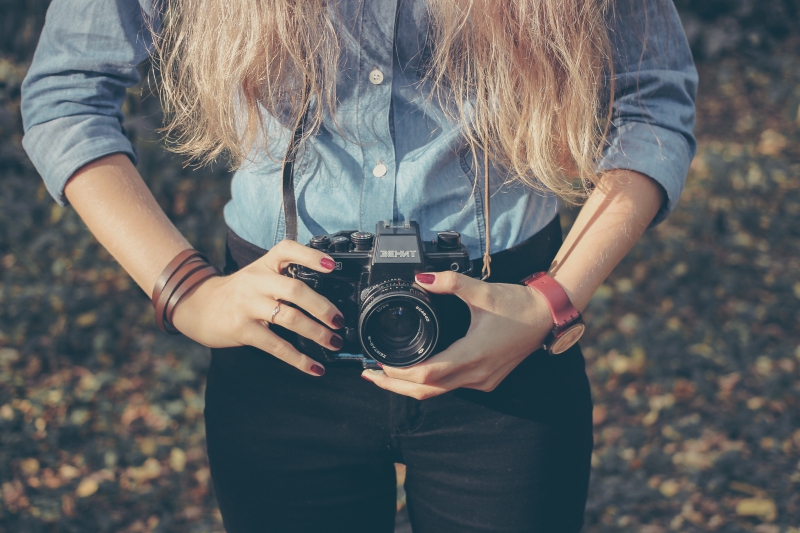 photographe-BARGEMON-min_hand-person-girl-woman-camera-photography-614-pxhere.com